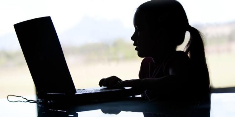 أكثر من 300 مليون طفل يقعون ضحايا لـ (الاعتداء الجنسي) عبر الانترنت سنوياً