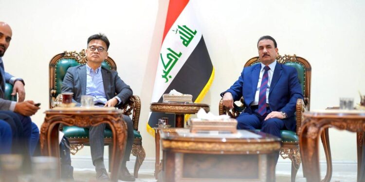 العراق يبحث مع شركة “سامسونج” التحول الرقمي للمناهج الدراسية