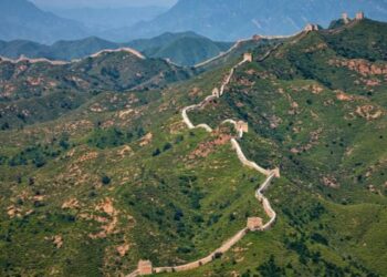 تسلق سور الصين العظيم لتصبح بطلا ,, !