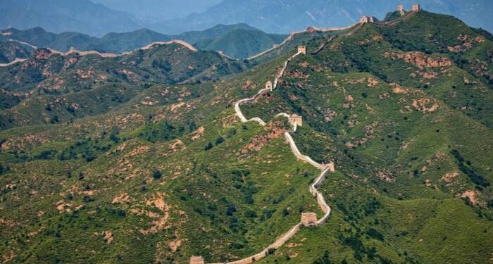 تسلق سور الصين العظيم لتصبح بطلا ,, !