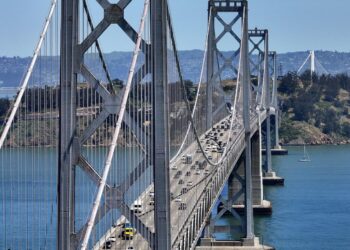 الجســــور… فكرة التواصل الأولى