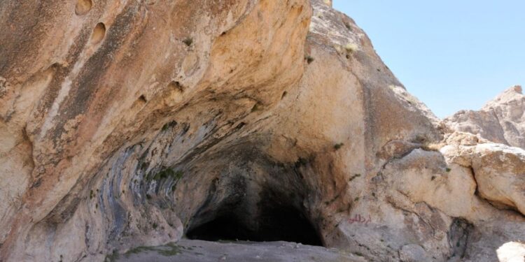 اكتشاف آثار لوجود بشري قبل 450 ألف عام داخل كهف إيراني