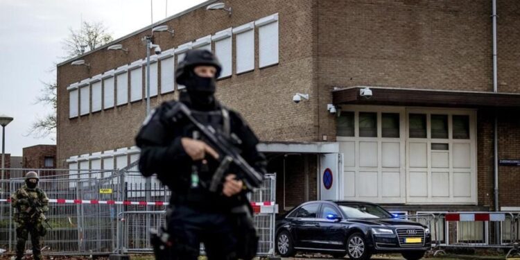 أوروبا تتعقب زعيم “مافيا مغربية” بعد هربه من إسبانيا