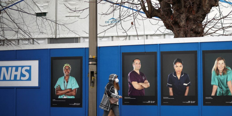 بريطانيا .. المرضى ينامون على الكراسي و يفحصون في الممرات