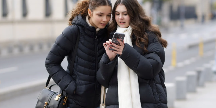 العالم الافتراضي يهـــدم زمن “الصداقات الخالدة”