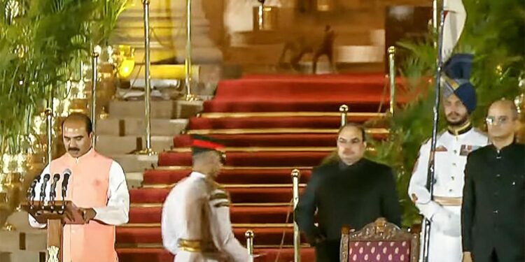 خلال أداء الحكومة الهندية اليمين الدستورية ” قطة ” تثير الريبة