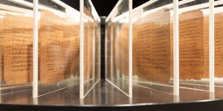 لندن .. بيع أحد أقدم كتب العالم بـ 4 ملايين $