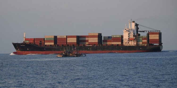 انفجار في محيط سفينة تجارية قبالة سواحل عدن