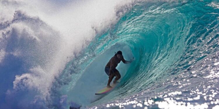 سمكة قرش تنهي حياة ممثل بـ”قراصنة الكاريبي” في هاواي