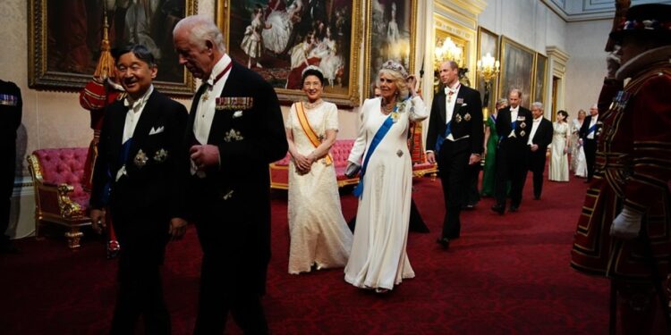 الملك تشارلز يحتفـــي بإمبراطور اليابان على مأدبة في باكنغهام