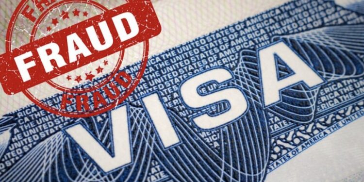أمريكا تحذر العراقيين بشــأن “رسوم التأشيرة السياحية” وتحدد مصرفا واحدا لدفعها