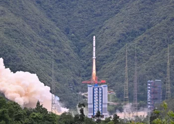 بالفيديو .. جزء من صاروخ فضائي صيني يســــقط فوق منطقة مأهولة