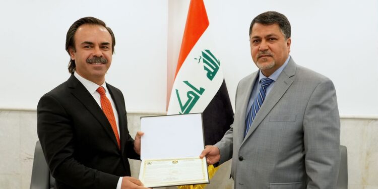 توقيـــع عقد أول مشروع لمحطة كهرباء بالطاقة الشمسية بسعة 1000 ميغاواط