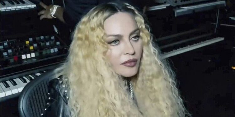 شخص يرفع دعوى قضائية ضد مادونا