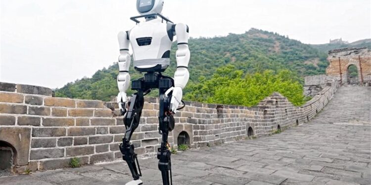 الصين .. أول روبوت في العالم يمشي بأقدامه