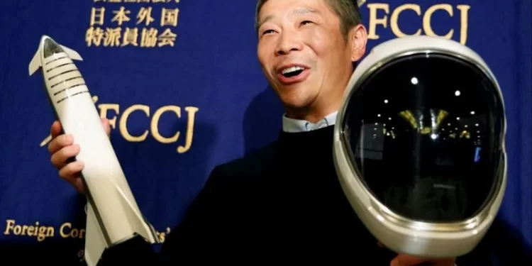 ملياردير ياباني يلغــــي أول رحلة خاصة حول القمر