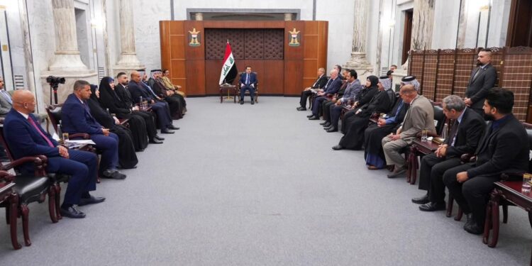 السوداني يستقبل مجموعة من وجهاء وأهالي الديوانية