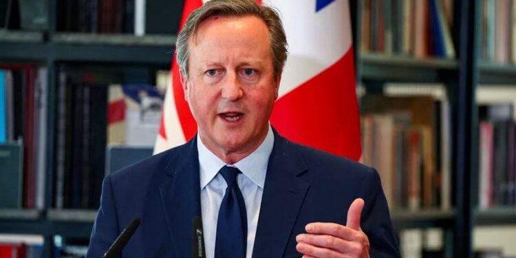 شابان روسيان يخدعــــان كاميرون ويتواصلان معه لبحث ملف أوكرانيا