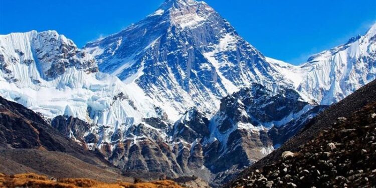 تحليـــق ناجـــــح لمسيرة فوق “إيفرست” ,,, لأول مرة، تحليق ناجح لمسيرة فوق “إيفرست”