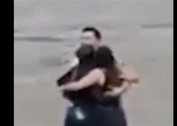 بالفيديو ,,, السيول تبتلع 3 أصدقاء بشكل مؤلم في إيطاليا