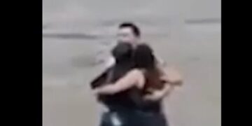 بالفيديو ,,, السيول تبتلع 3 أصدقاء بشكل مؤلم في إيطاليا