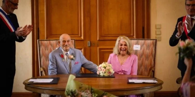 أمريكي في الـ 100 من عمره يتزوج خطيبته التسعينية