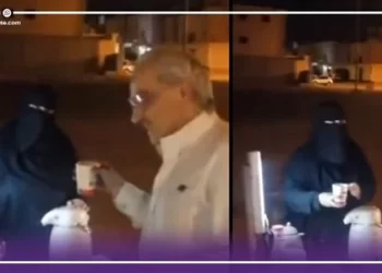 الوليد بن طلال يفاجئ بائعة شاي أثناء تجوله بالشارع بهدية ثمينة