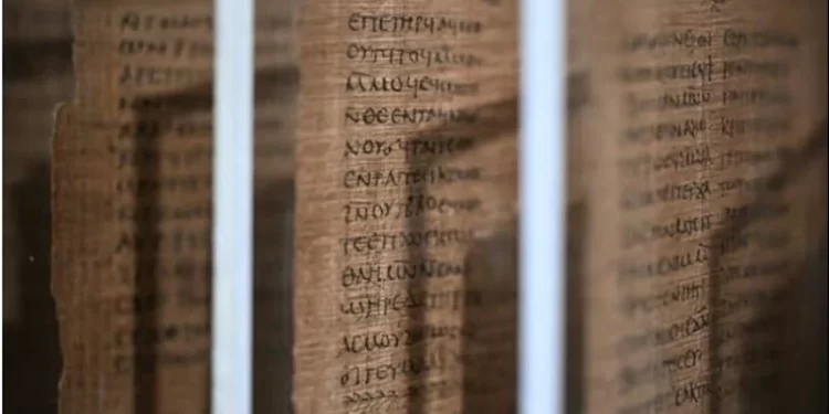 بيــــع مخطوطة “من أقدم كتب العالم” برقم خيالي عثر عليها بأحد الأديرة القبطية في مصر