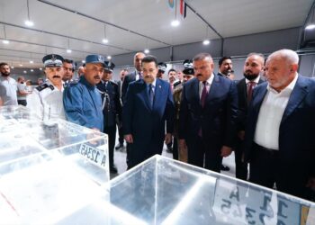 السوداني يؤكد أهمية معمل تصنيع اللوحات المرورية
