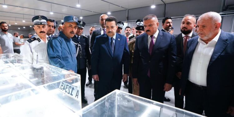 السوداني يؤكد أهمية معمل تصنيع اللوحات المرورية