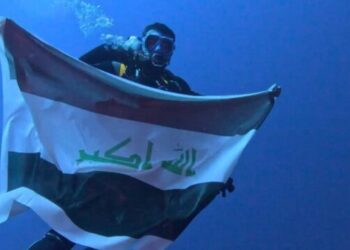 غواص عراقي يحقــق “إنجازًا تاريخياً” في أعماق البحر الأحمر
