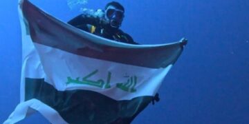 غواص عراقي يحقــق “إنجازًا تاريخياً” في أعماق البحر الأحمر