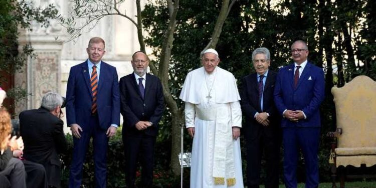 جمع سفيري فلسطين وإسرائيل للصــلاة من أجل إنهاء الحرب