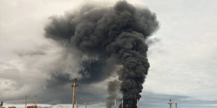 روسيا .. حريق في مصفاة نفط إثر تعرضها لهجوم بمسيرة أوكرانية