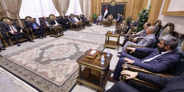 الحكيم من كربلاء يؤكد اهمية مجالس المحافظات لــ”ضمان التوزيع العادل للثروات”