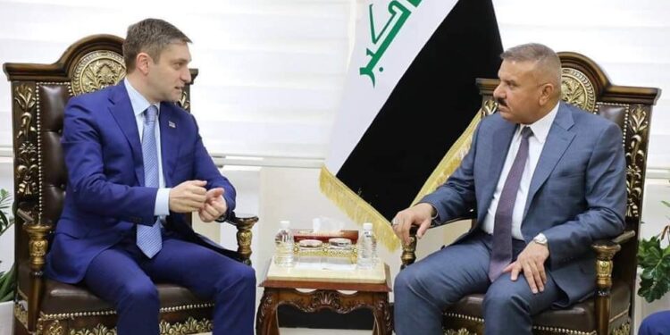 وزير الداخلية يلتقي السفير الأذربيجاني