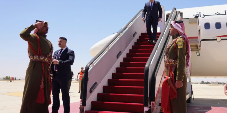 السوداني يصل إلى عمّان للمشاركة في مؤتمر الاستجابة الإنسانية الطارئة في غزّة