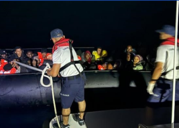 ضبط وإنقاذ 93 مهاجرا قبالة سواحل إزمير غرب تركيا