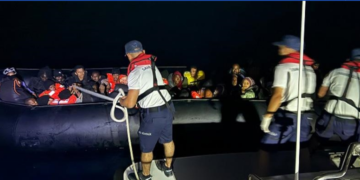 ضبط وإنقاذ 93 مهاجرا قبالة سواحل إزمير غرب تركيا