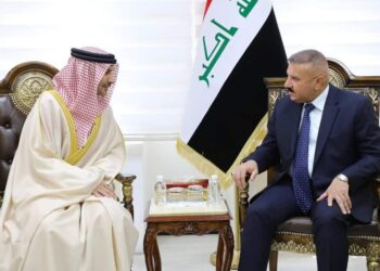 وزير الداخلية يلتقي سفيري البحرين وبريطانيا