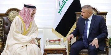 وزير الداخلية يلتقي سفيري البحرين وبريطانيا