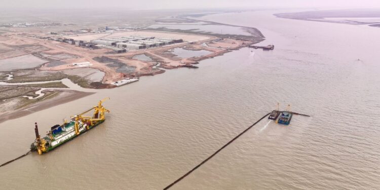 الموانىء تباشر بحفر شق بحري في قناة خور الزبير بعمق (30) متراً