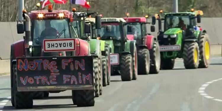 مزارعون فرنسيون وإسبان يعتزمون تعطيـــل 8 معابر حدودية