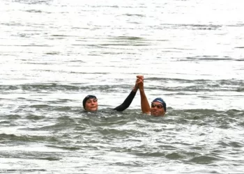 وزيرة فرنسية تسبــــح في نهر السين