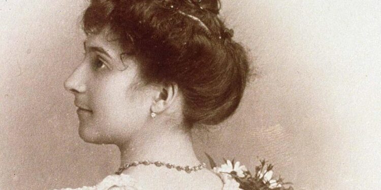 محامي وعد عجوز بمبلغ شهري مقابل شقتها بعد وفاتها ,,, فأصبحت “معمرة”