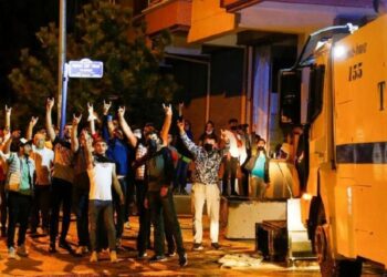 إثر مزاعم “تحرش” ,,, مهاجمة متاجر وممتلكات تعود لسوريين في تركيا