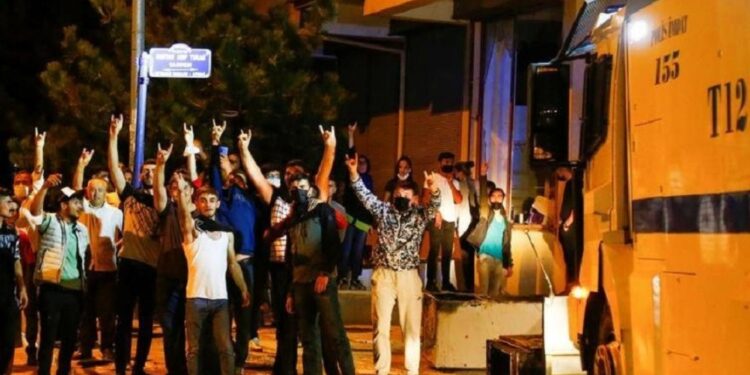 إثر مزاعم “تحرش” ,,, مهاجمة متاجر وممتلكات تعود لسوريين في تركيا