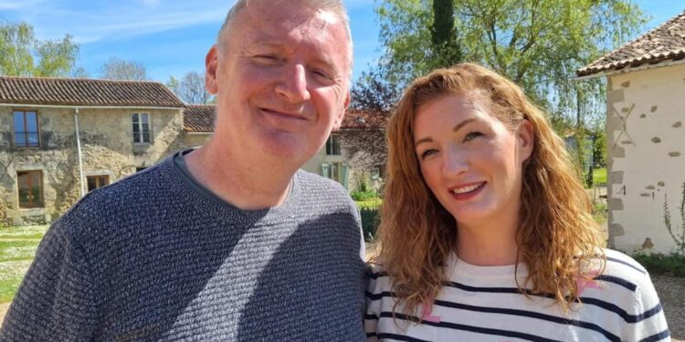 زوجان يبيعان منزلهما في بريطانيا لشراء قرية فرنسية كاملة