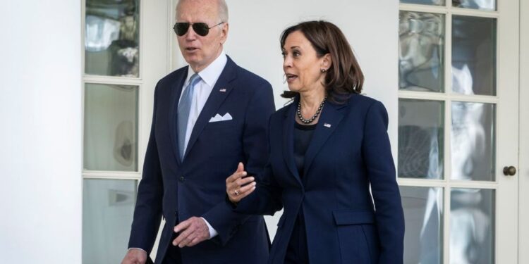 حملة بايدن .. هاريس ستكون بديلته إذا تنحى