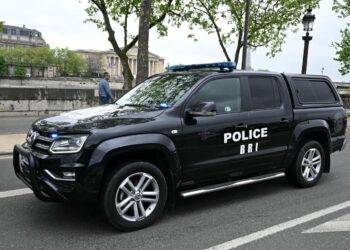 فرنسا تبعد شخص إيراني يروج لنظام بلاده